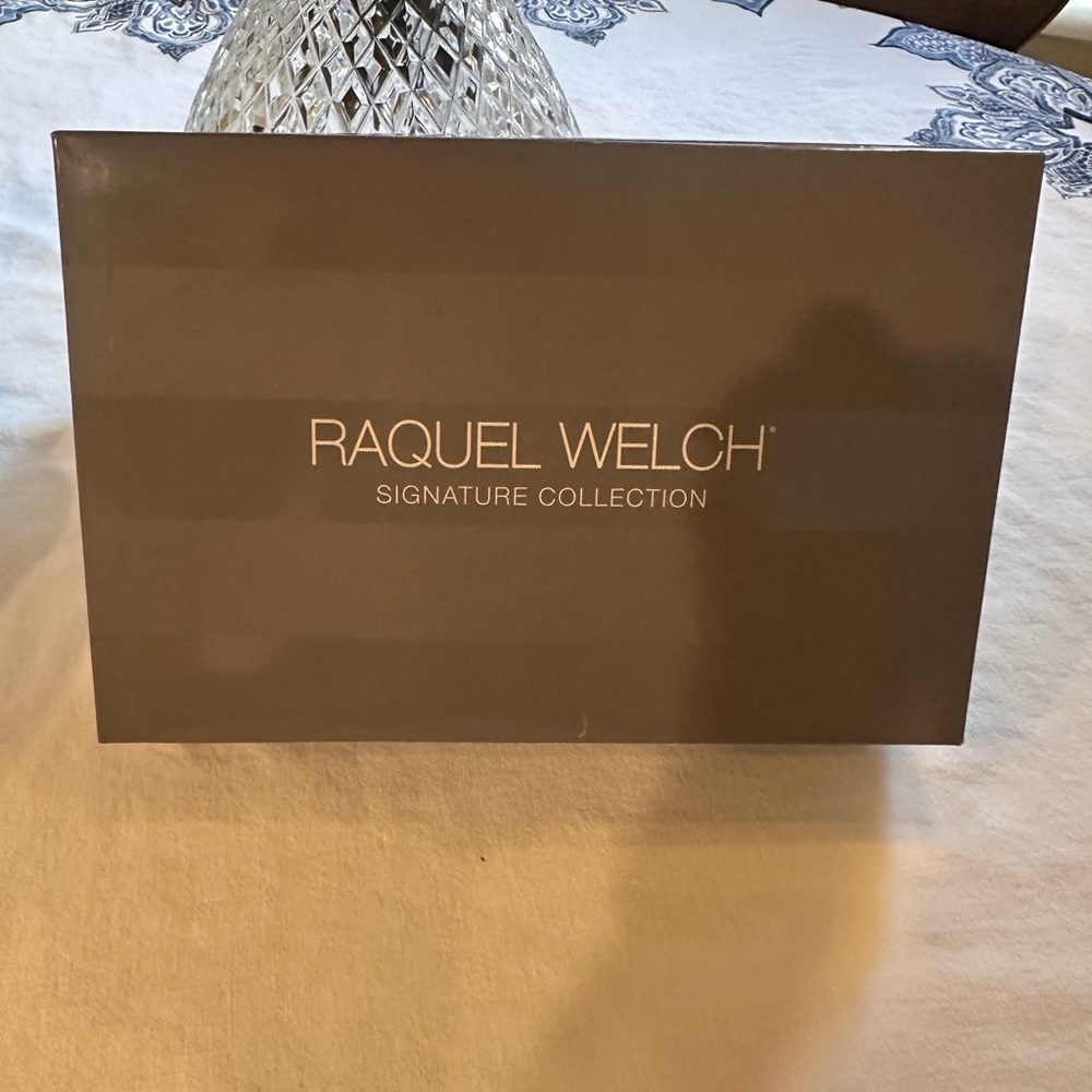 Rachel Welsh WINNER Stylish Gray Pixie Cut Wig R119G Gradient Smoke - Picture 6 of 11